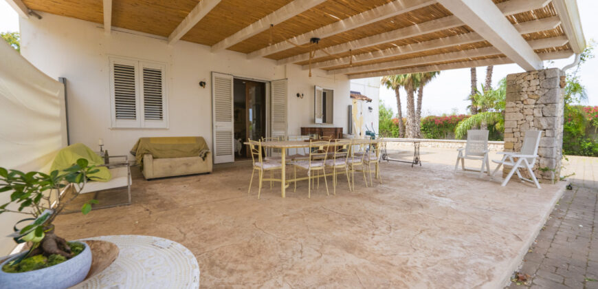 Villa con piscina immersa in un parco botanico a pochi km da Lecce