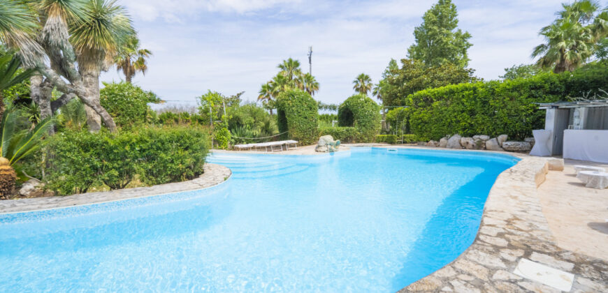 Villa con piscina immersa in un parco botanico a pochi km da Lecce