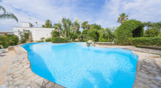 Elegante villa in parco con piscina a pochi minuti da Lecce