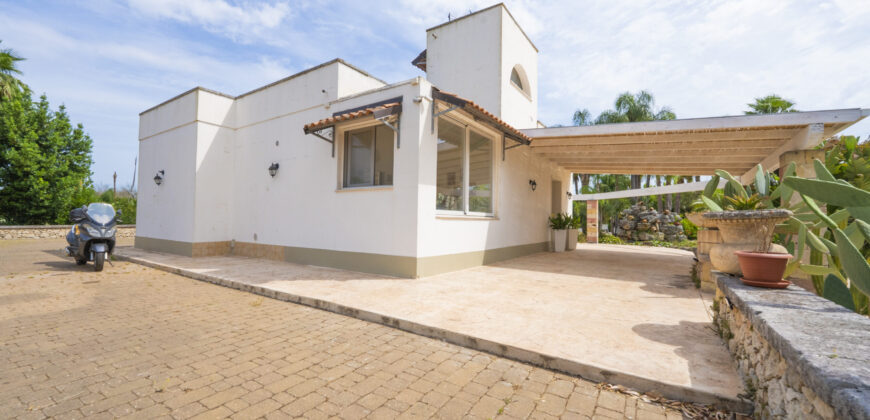 Villa con piscina immersa in un parco botanico a pochi km da Lecce